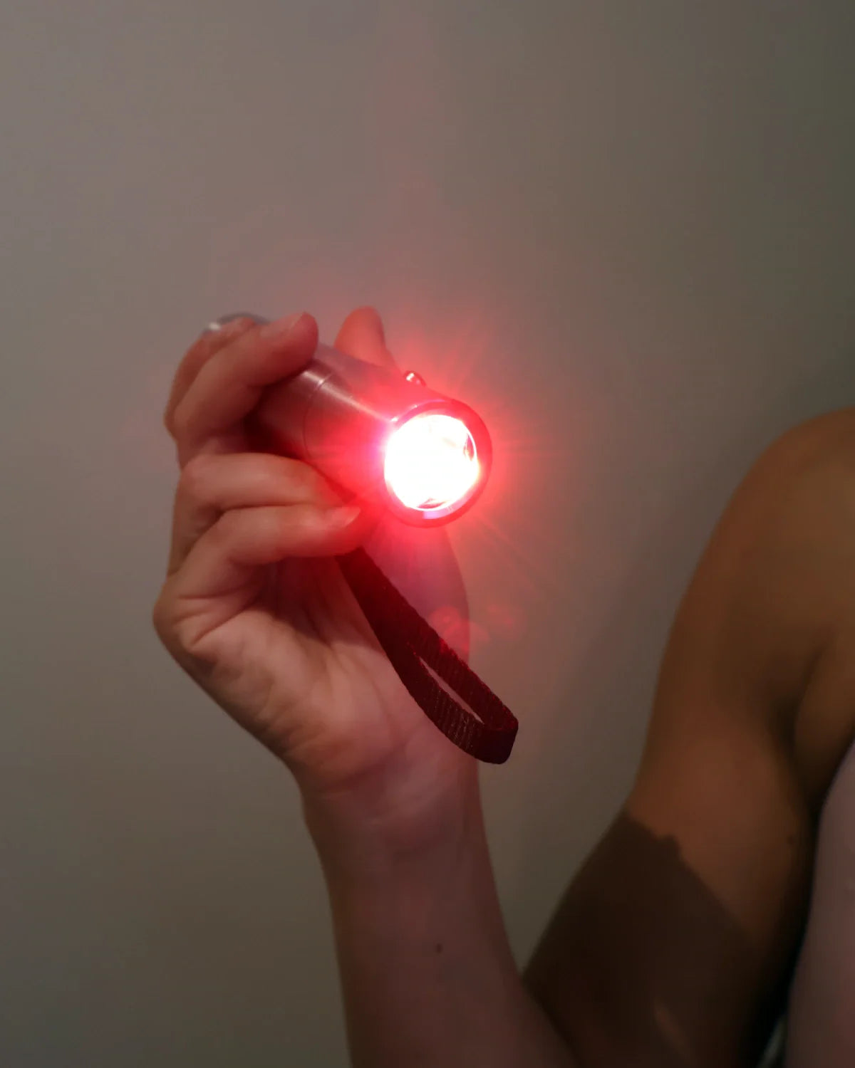 en rødtlys-lampe som lyser