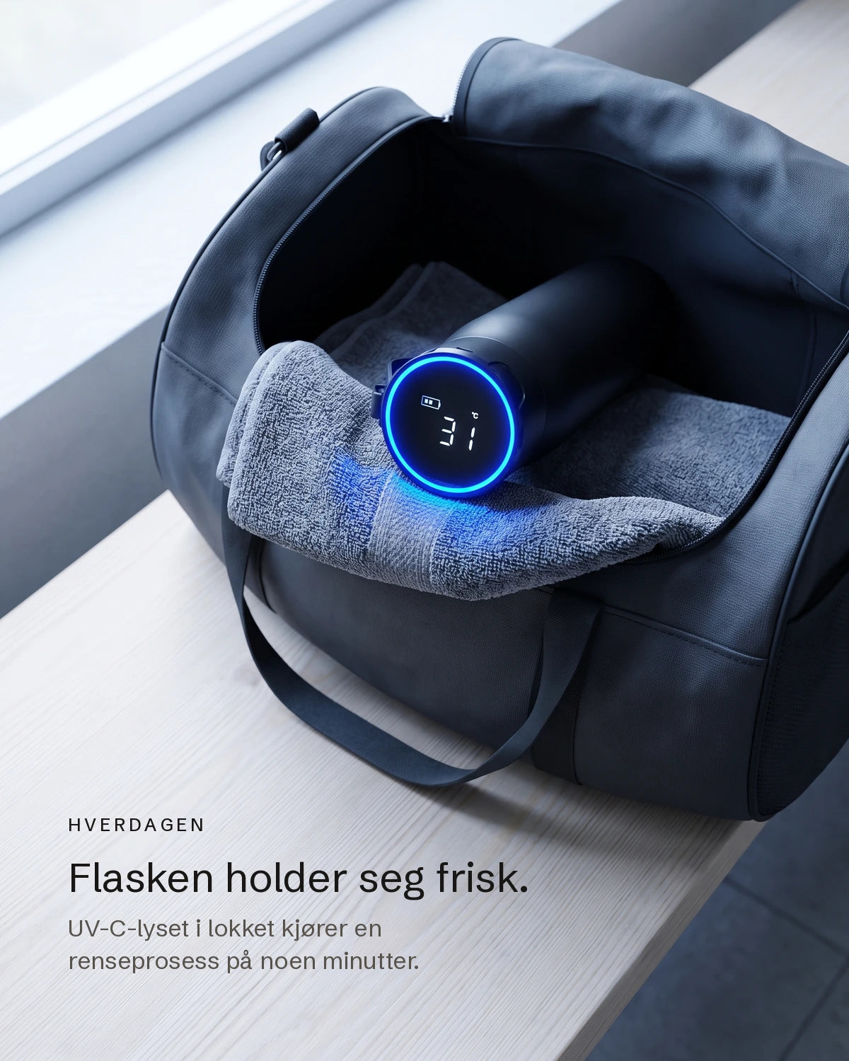Biohack Smart Bottle på kjøkkenbenken mens UV-C-lyset i lokket renser flasken