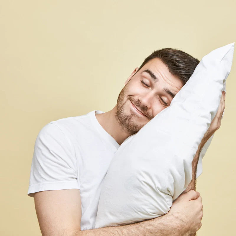 en mann som hviler hodet på puta