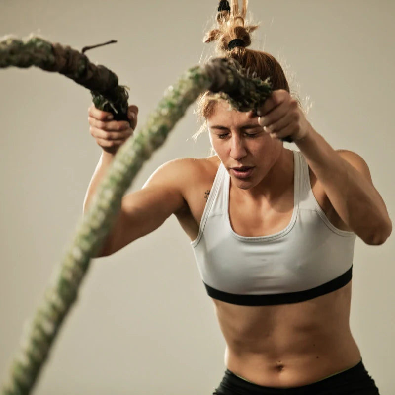 en kvinne som trener med tau 