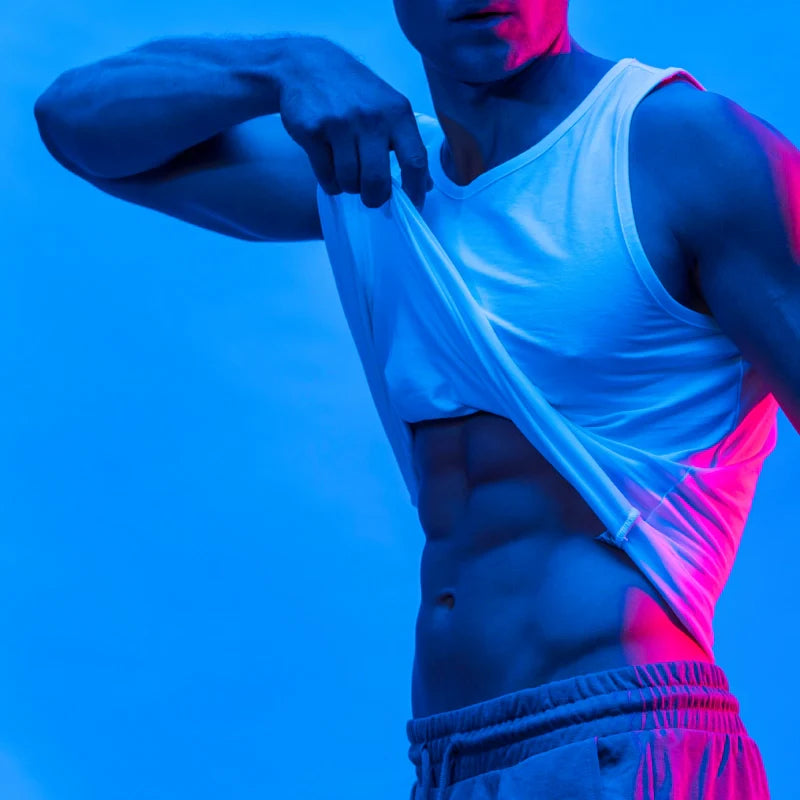 en mann som viser magemuskler