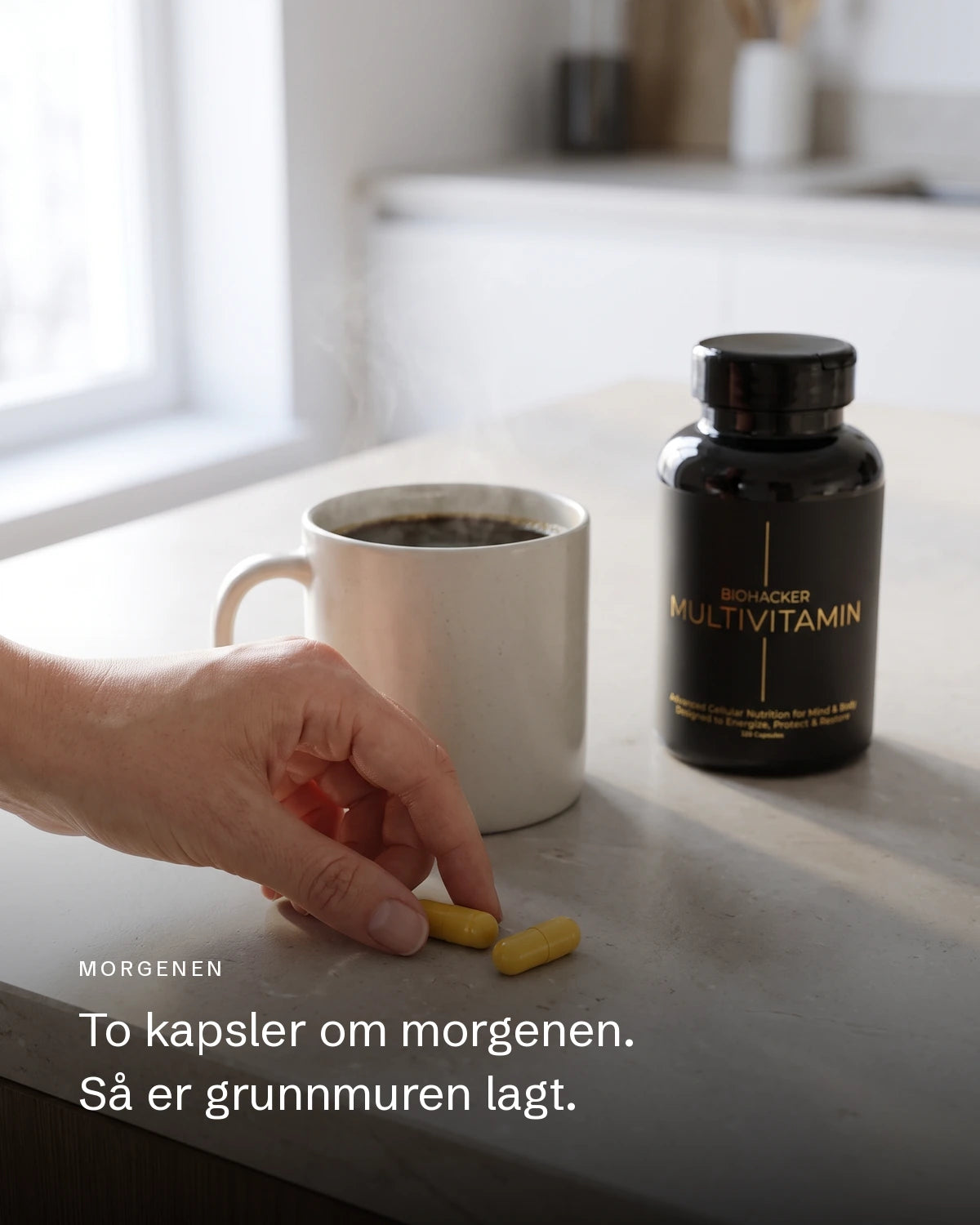 To kapsler Biohacker Multivitamin ved kaffekoppen om morgenen